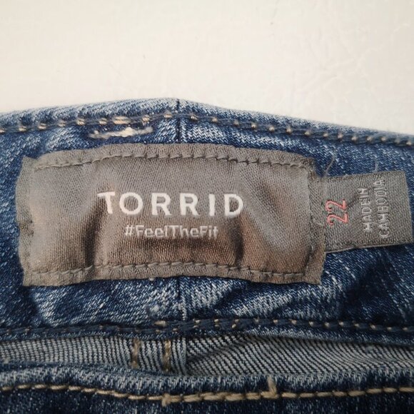 NWT Torrid Ladies Size 22 Medium Wash Distressed Rough Hem Blue Jean Shorts - Picture 3 of 14